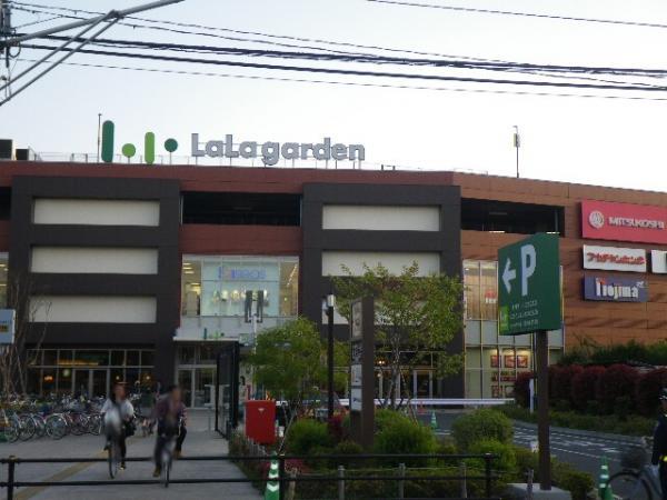 Shopping centre. 800m until Lara Garden