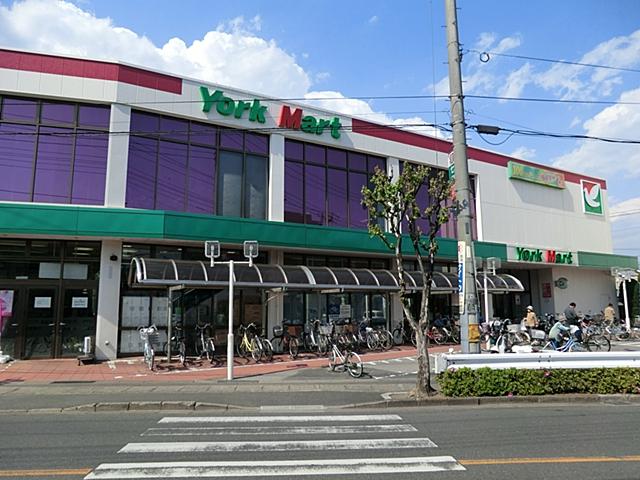 Supermarket. To York Mart 620m