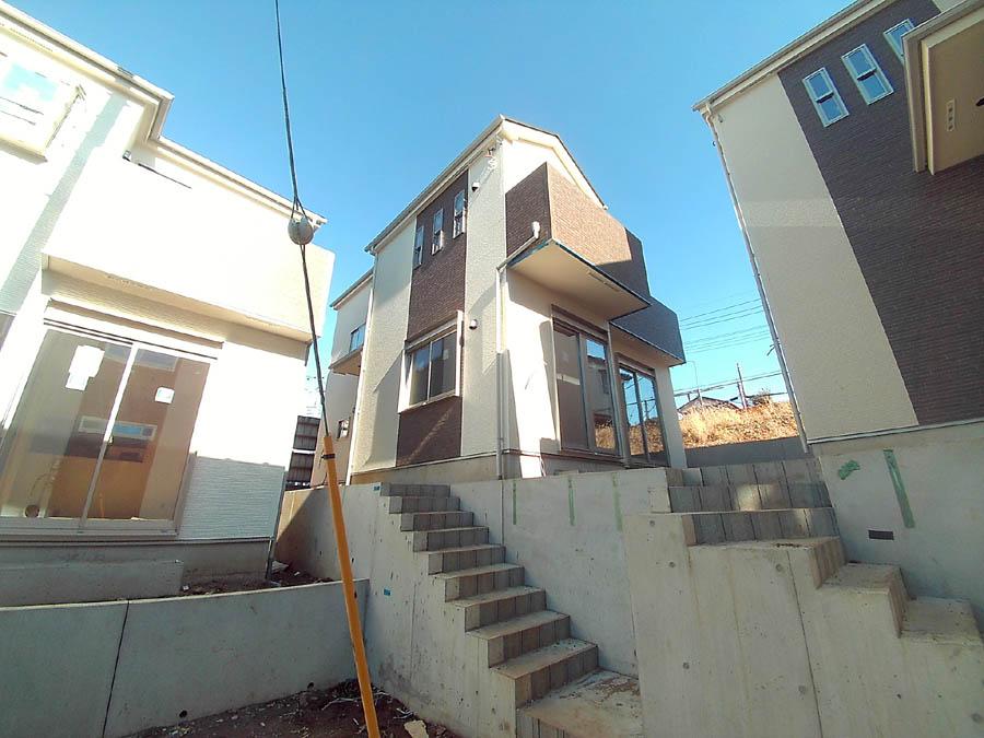 Local photos, including front road. We offer the same use the finished model house of this property. Please feel free to contact us.