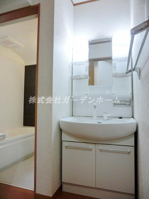 Wash basin, toilet. ■ Boast of day, Warm house. Popular corner lot, Rebuilding time also safe. 2.2 It is a closet attractive of quires ■