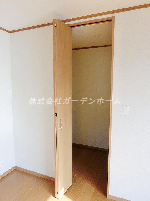 Receipt. ■ Boast of day, Warm house. Popular corner lot, Rebuilding time also safe. 2.2 It is a closet attractive of quires ■