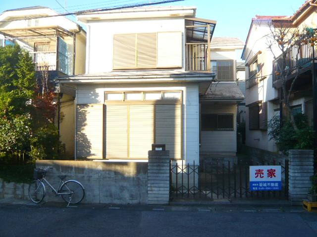 Local appearance photo. Is vacant house