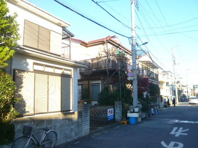 Local photos, including front road. It is a quiet residential area