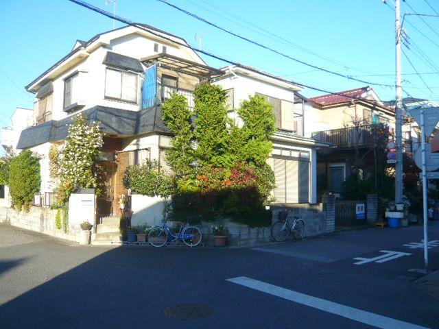 Local appearance photo. Is vacant house