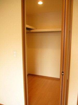 Receipt. It seems luggage Katazuki in walk-in closet!