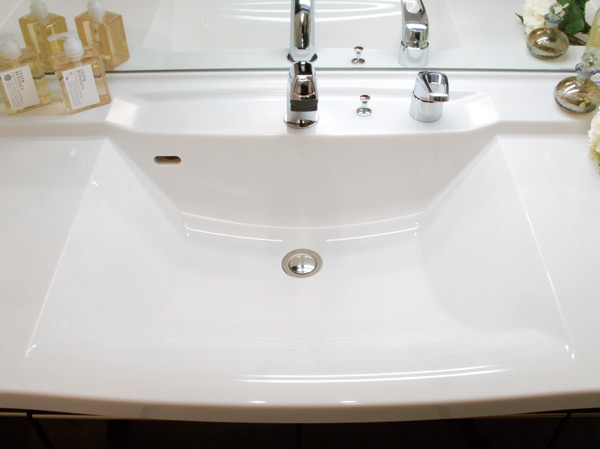 Bathing-wash room.  [Counter-integrated basin bowl] Care is simple smooth counter integrated basin bowl. It is wide specification that can be used comfortably.