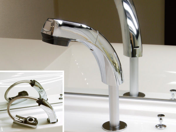 Bathing-wash room.  [Lift-up type mixing shower faucet] It has adopted a convenient mixing faucet with a lift-up function in such as shampooing. Cleaning is also easy because the head portion is also pulled out.