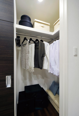 Receipt.  [Walk-in closet] Walk-in closet, Even afford plenty put away a couple two people worth of clothing. By placing a pillow shelf, Bag and accessories can also be stored separately and chitin.