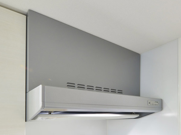 Kitchen.  [Rectification Backed range hood] High interior of smart range hood. Without missing the exhaust, Care was also adopted with a simple rectification plate.