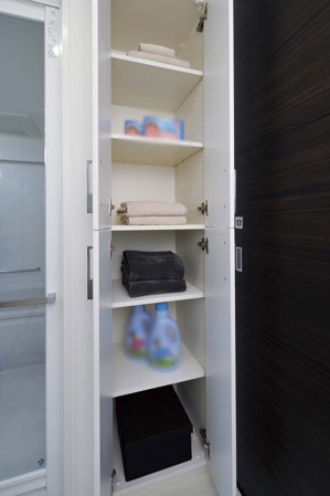 Receipt.  [Linen cabinet] Linen cabinet of the powder room that family members can be accommodated easily taken out the linen products such as towel you use every day. It is also useful to the stock of the stock up, such as detergent and shampoo.
