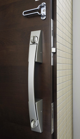 Security.  [Push-pull ・ Double lock the front door] Double lock specification with two key cylinder. And effective in intrusion prevention to the residence due to picking. Also, It has also adopted a push-pull handle that can be easily opened and closed have hands busy.