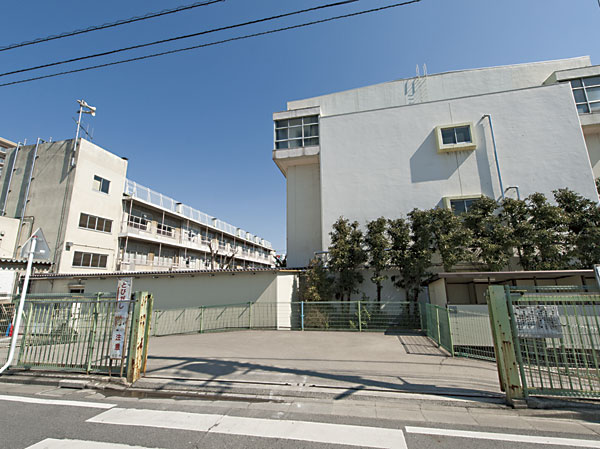 Surrounding environment. Nakamachi junior high school (about 490m ・ 7-minute walk)