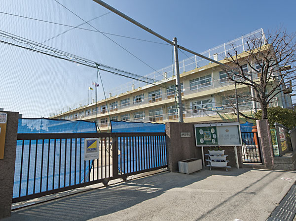 Surrounding environment. small ・ Including junior high school, Other education facilities to enrich, General Hospital is also a 6-minute walk to become rely on when If the. Also spread is safe and convenient living environment in child-rearing households. (Nakamachi elementary school / About 790m ・ A 10-minute walk)