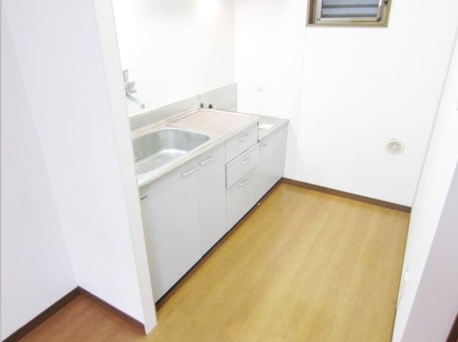 Kitchen. Gas stove can be installed kitchen.