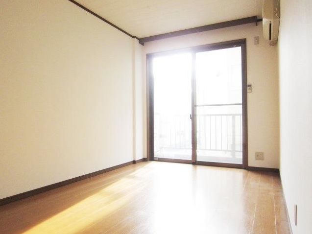 Other. With air conditioning in each room.