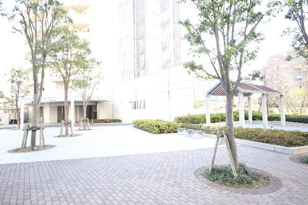 Local appearance photo. Green Many is pleasant in the vicinity of the entrance