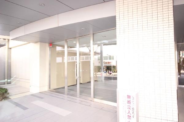 Local appearance photo. Entrance. 24 hours since the manned management, Security is safe