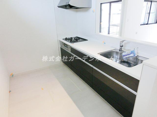 Kitchen. ■ Popular face-to-face system kitchen to wife ■