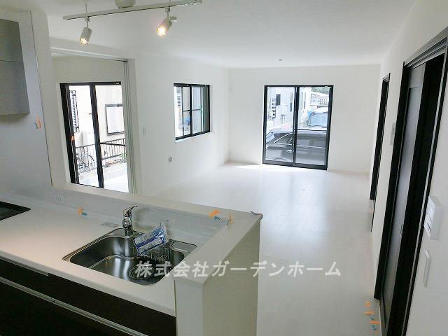 Living. ■ Wider family of smile in the bright living room ■