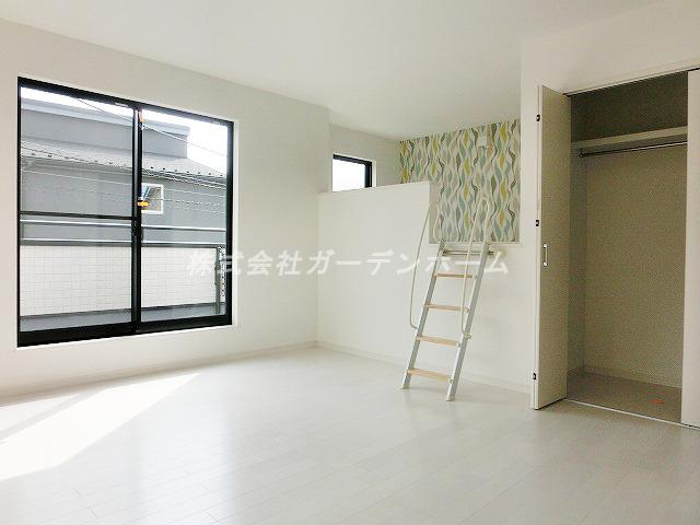 Other introspection. ■ In the loft with a Western-style, It floats the smile of children ■