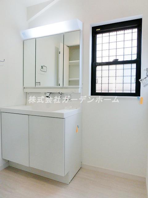 Wash basin, toilet. ■ Independent wash basin indispensable for grooming ■