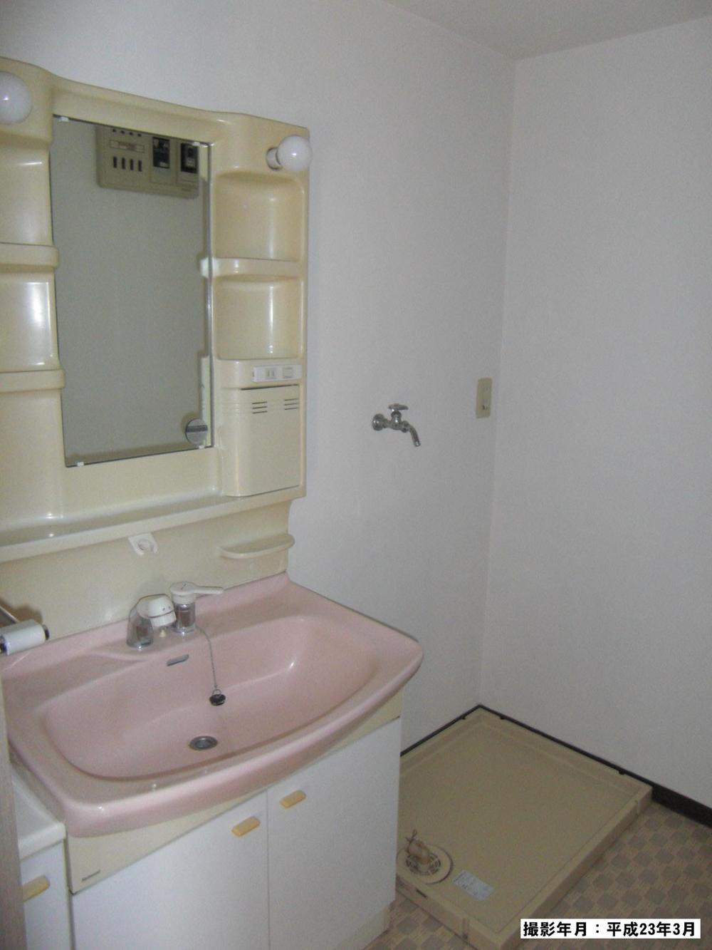 Wash basin, toilet. Indoor (March 2011) shooting