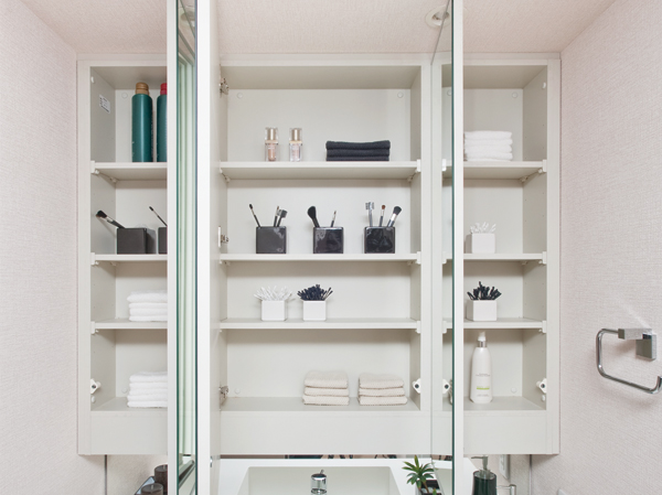 Bathing-wash room.  [Mirror back storage] The effective use to storage space of the three-sided mirror back. Cosmetics, You can organize, such as hair dressing neat.