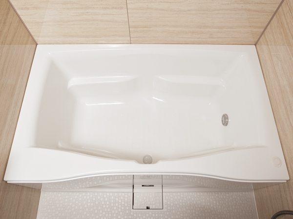 Bathing-wash room.  [Warm bath] Tub insulation material and with a dedicated lid, Excellent bathtub in warmth. It is unlikely to cool hot water, It also contributes to energy saving.