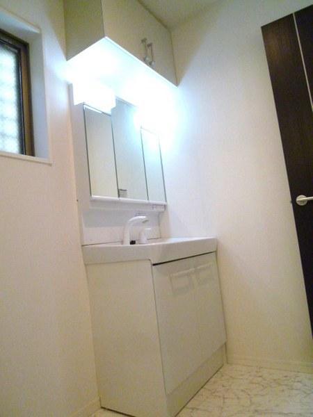 Wash basin, toilet