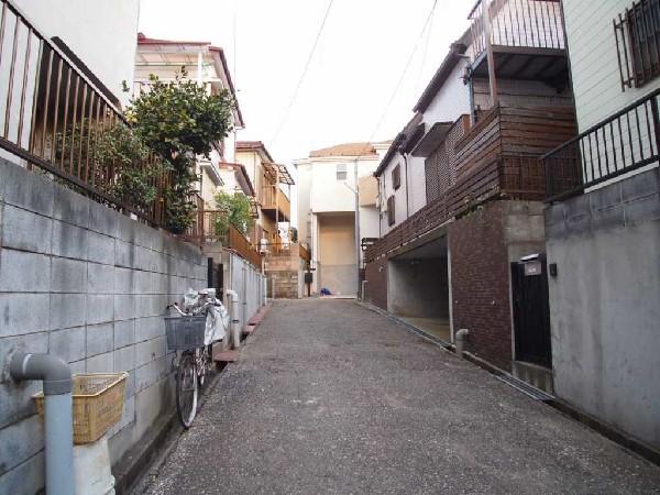 Local photos, including front road. Araijuku Station 6 min. Walk, Located on a hill in a quiet residential area