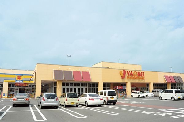 Building structure. "Yaoko Co., Ltd. Kawaguchi Asahi shop "in every day of shopping (about 400m ・ A 5-minute walk)