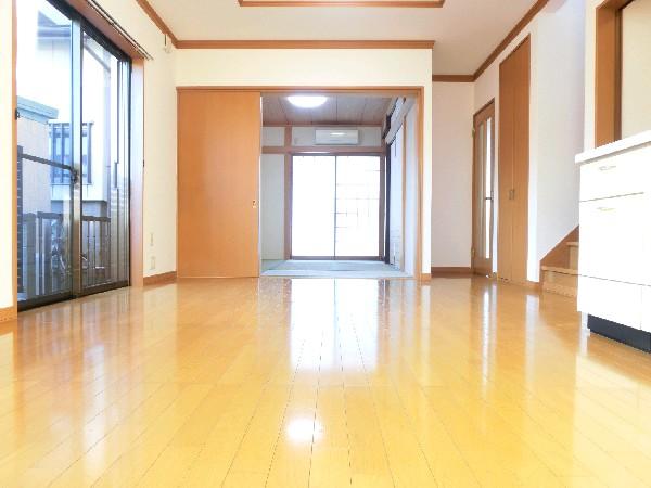 Living. Detached interior introspection Pictures - because it is also connected living Japanese-style room, It is the space to be able to spend in the spacious family.