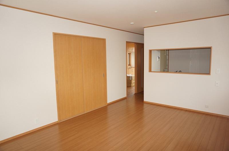 Model house photo. Example of construction There is a Japanese-style room next to the living room, Further sense of openness is felt when Akehanatsu the door