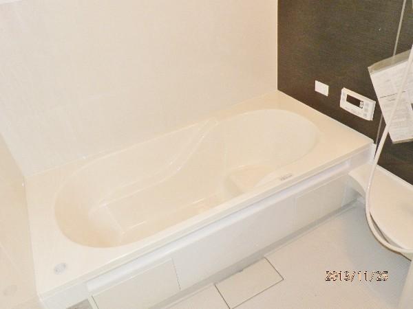 Bathroom. Tired of the day will be taken in a spacious bathtub!