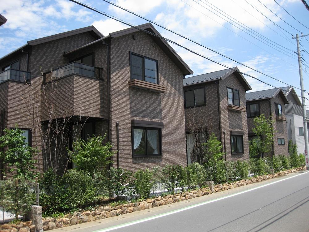Local photos, including front road. ・ Finally completed! ! ・ Rooftops of all sections outer wall total tile. ・ Whole streets (July 2013) Shooting