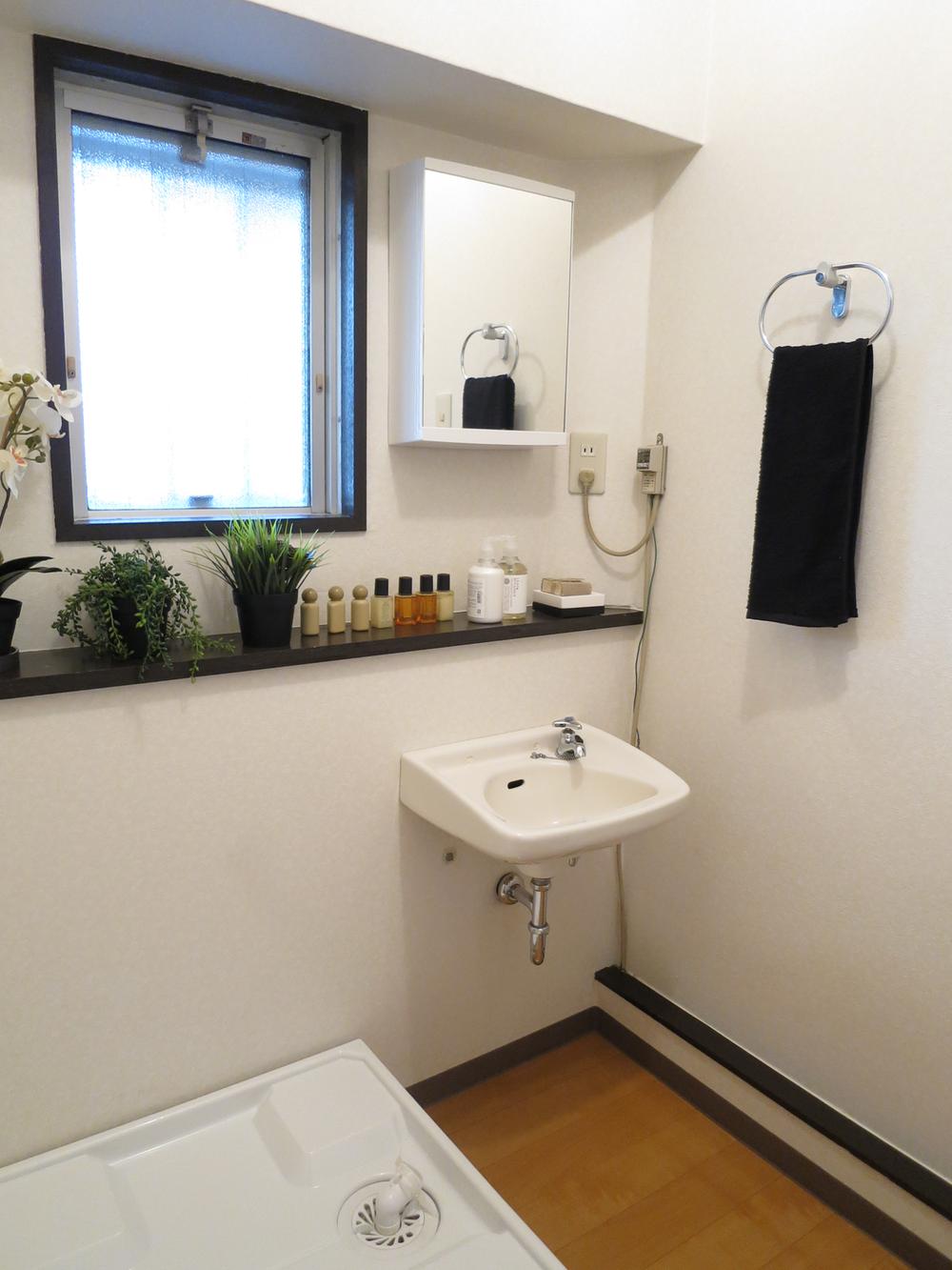 Wash basin, toilet.  ☆ Washroom ☆