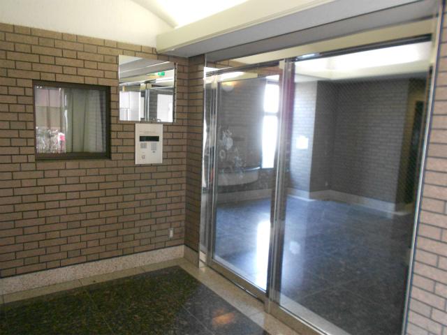 Entrance. Auto-lock system (January 2014) Shooting