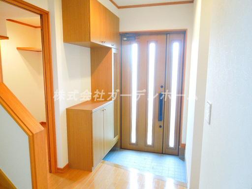 Entrance. 1999 Toshimi Built in full renovation property Higashikawaguchi walk 16 minutes a good location popular counter kitchen spacious site is 65 square meters of powerful your tour of the attractive same day ・ Immediate Available car spaces also relaxed