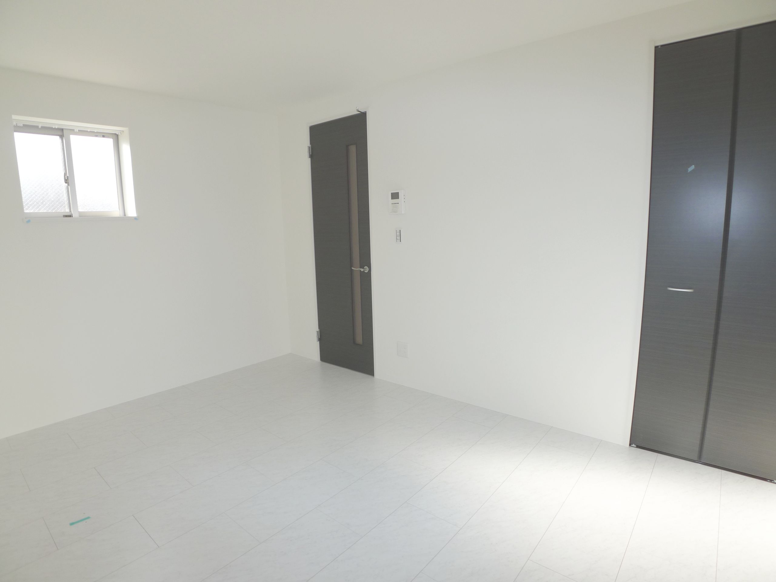 Living and room. There is a window on the corner room ☆