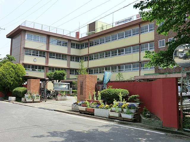 Junior high school. 922m until Kawaguchi Municipal Hachimangi junior high school