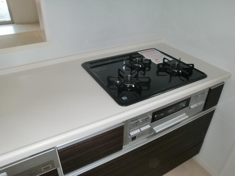 Kitchen.  [Our construction cases] Since the stove before the panel is metal base, Is convenient use such as magnet type hook