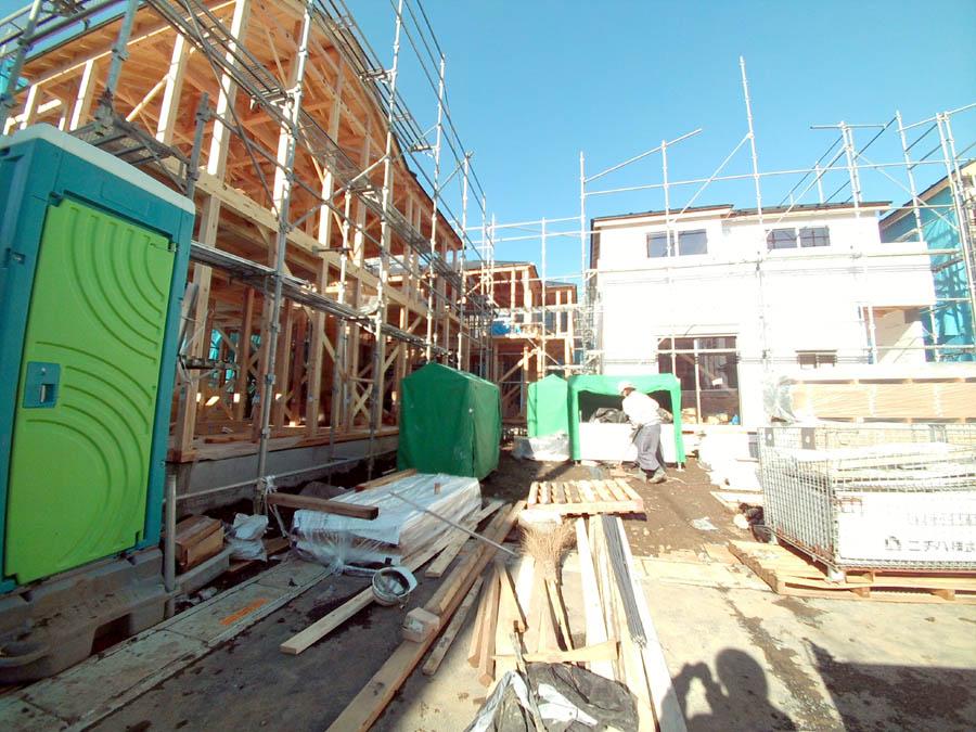 Local photos, including front road. We offer the same use the finished model house of this property. Please feel free to contact us.