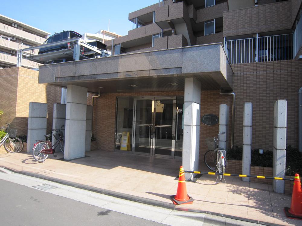 Entrance. Common areas