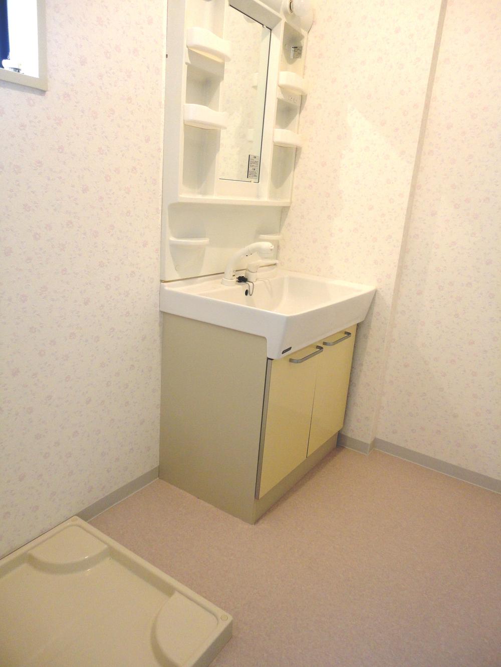 Wash basin, toilet. Room (August 2013) Shooting