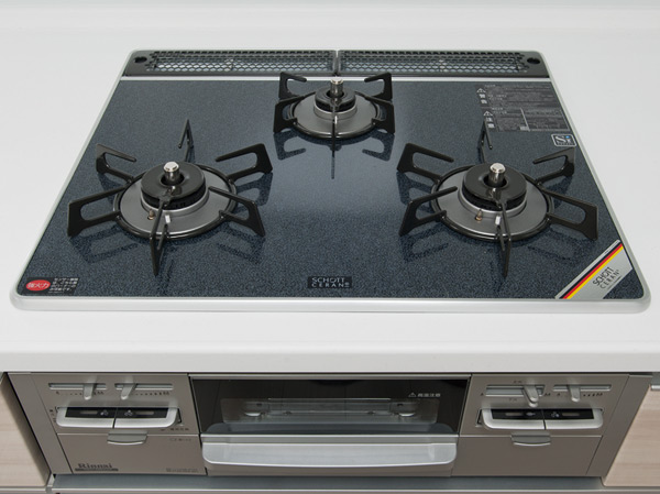 Kitchen.  [Glass top stove] The 3-burner stove that can be more than one dish at the same time, Equipped with a double-sided grill. Glass top that care is also likely to be, To produce a kitchen to refined atmosphere.