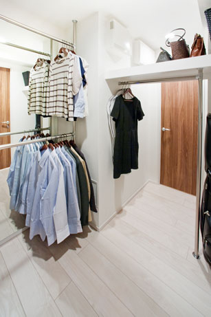 Room and equipment. Ensure a high collection rate of all households over 10%. It offers a variety of storage space "house + α" (Katashia). Attention is due to the size of the 2-mat than "one dark rosette" (walk-through closet). Including clothing, Ya those bulky, such as suitcases or golf bags, Skiing ・ Until the long object, such as a snowboard, You can organize with plenty of storage is. Set up a walk-in closet is in all Western-style except the room of one dark rosette installation. Since the hanger pipe and the top shelf is provided, It can accommodate the miscellaneous goods such as clothing and a hat together. (One Dark rosette / Walk-through closet, A2 type) ※ Collection rate = our criteria