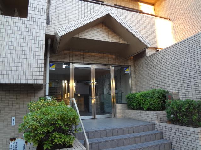 Entrance. Common areas