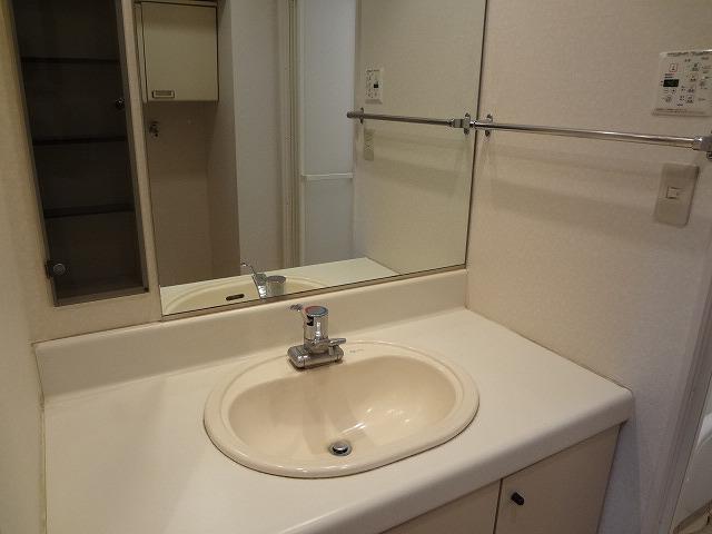 Wash basin, toilet. Indoor (January 2014) Shooting