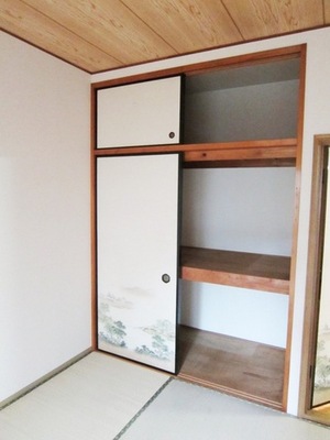 Living and room. Yes closet Yes upper closet