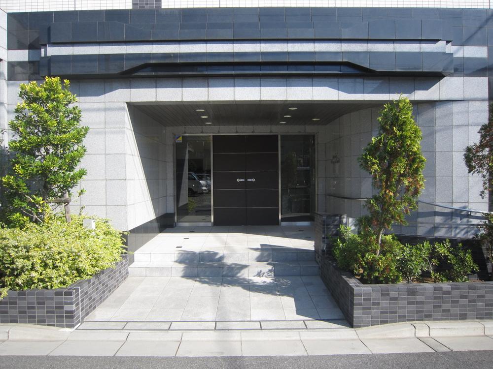 Entrance. Common areas